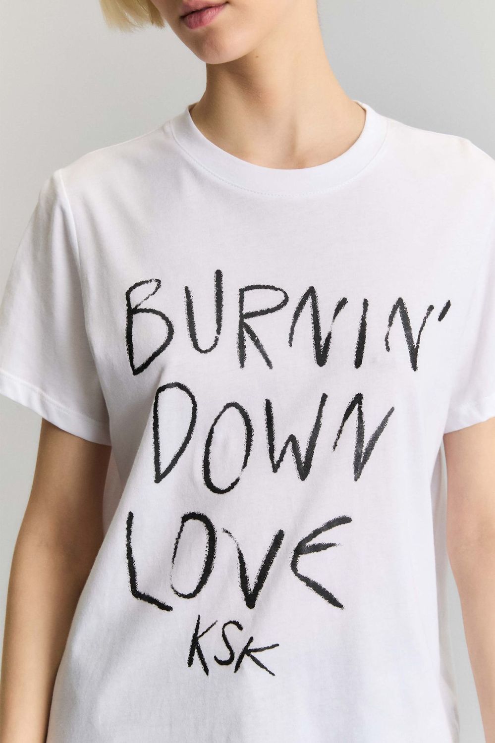 REMERA BURNING LOVE-KOSIUKO blanco l