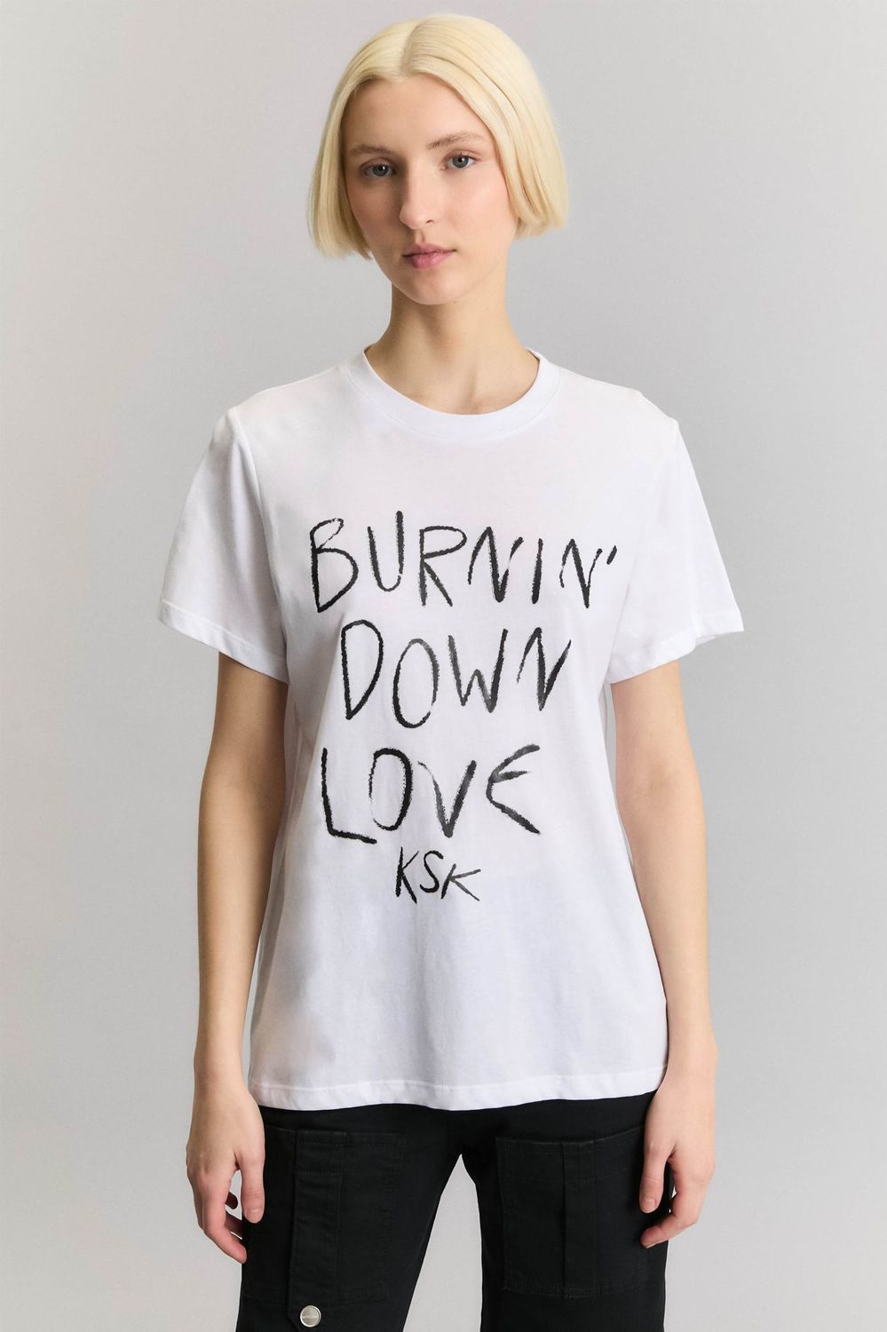 REMERA BURNING LOVE-KOSIUKO blanco l